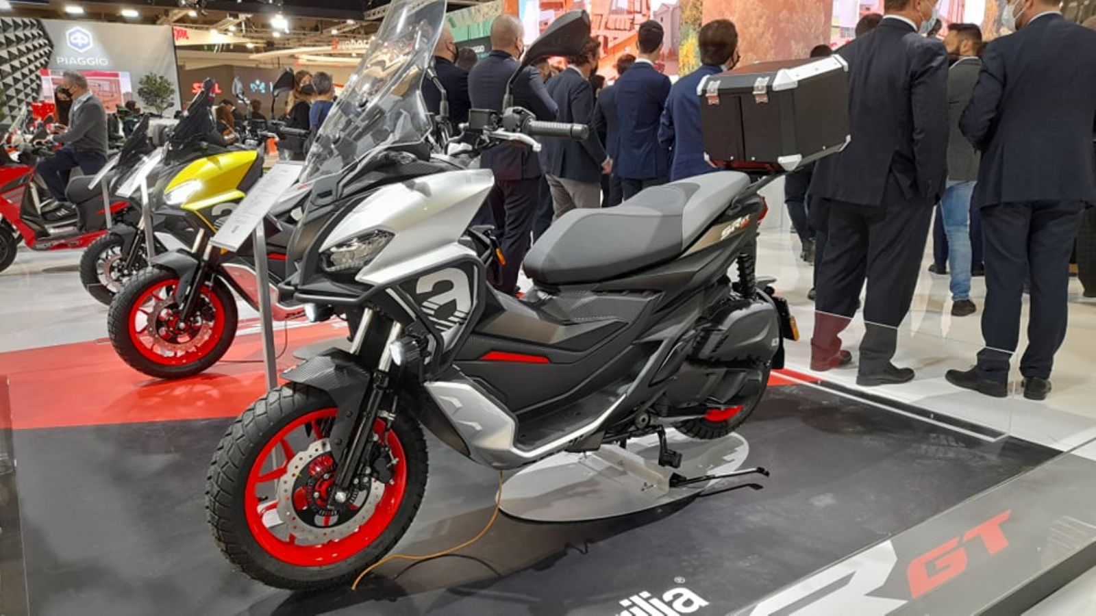 Aprilia SR GT: Adventure scooter με ψηλές αναρτήσεις και ελαστικά διπλής χρήσης